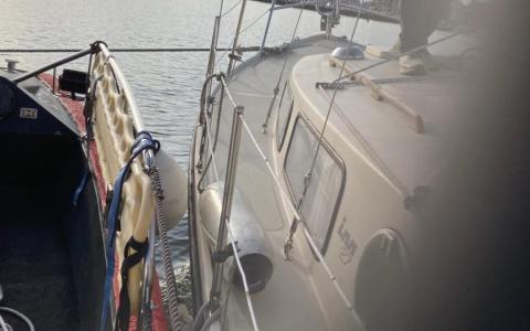 På vej til Lynæs med havaristen på siden