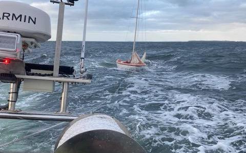 Jolle under bugsering ved SAR aktion Femø