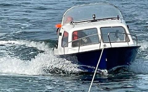 Ejer ønsker båden bugseret til Boels Bro, men her er ikke dybt nok til Rescue Ida, så vi må bugsere til Bregnør Fiskeleje opretter "Søassistansen" på ejer´s mobil 