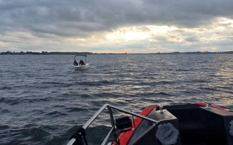 Mindre motorbåd med motorproblemer. Båden blev slæbt ind til Holbæk havn