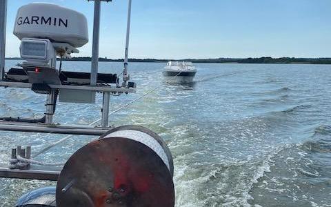 28 fods motorbåd under bugsering til Kalvehave Havn