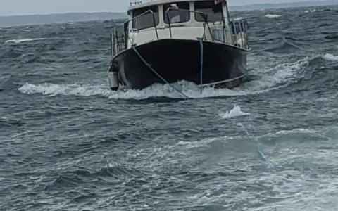 27 fod motorbåd i problemer