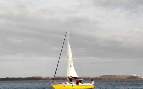 sejlbåd med motorsvigt lige uden for havneindløbet. 