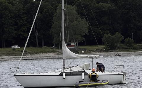 Redder taler med sejleren