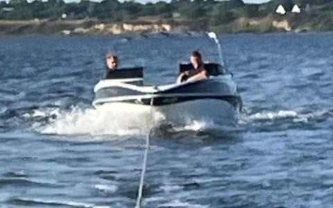 Motorbåd med problemer. Den brugte meget olie så ejeren stoppede båden og tilkaldte DSRS