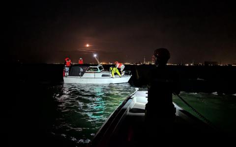 En motorbåd er i nattens mørke grundstødt på en stensætning, Rescue Njord belyser