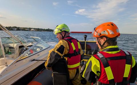 2 DSRS redder på RESCUE SLEIPNER taler med folk på havaristens båd som ligger ved siden.